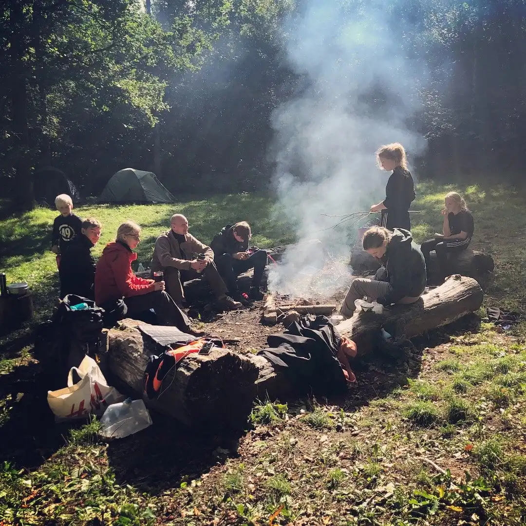 Outdoor tur med familien i skoven